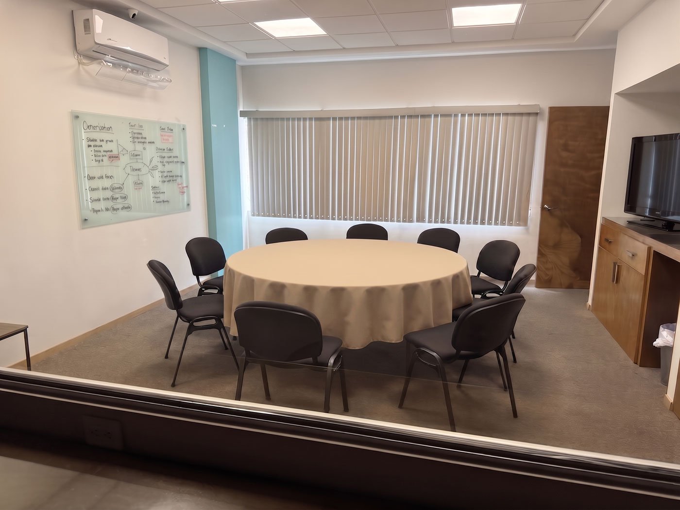 Sala de sesiones con mesa redonda para grupos